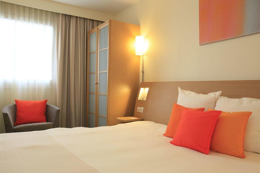 Novotel Nantes Centre Bord De Loire Exterior foto